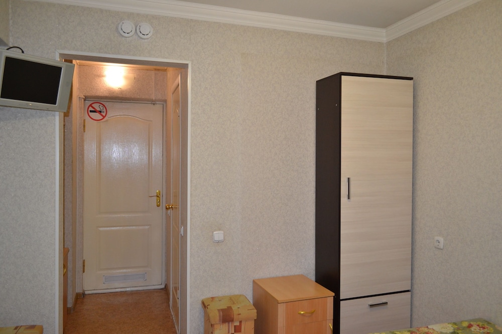 Standard Twin Room, No Windows photo 3