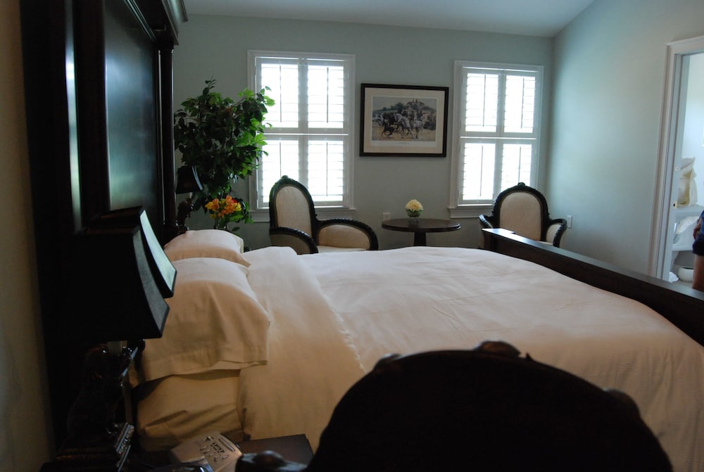 King Bed with Private Bath, Overlooking Pastures photo 1