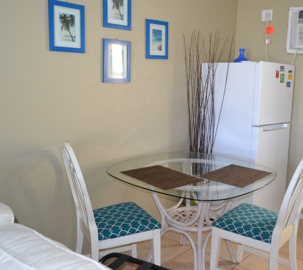 Comfort Room, 1 King Bed, Kitchenette photo 2