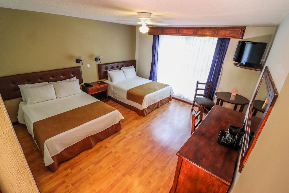 Standard Room, 2 Queen Beds photo 2