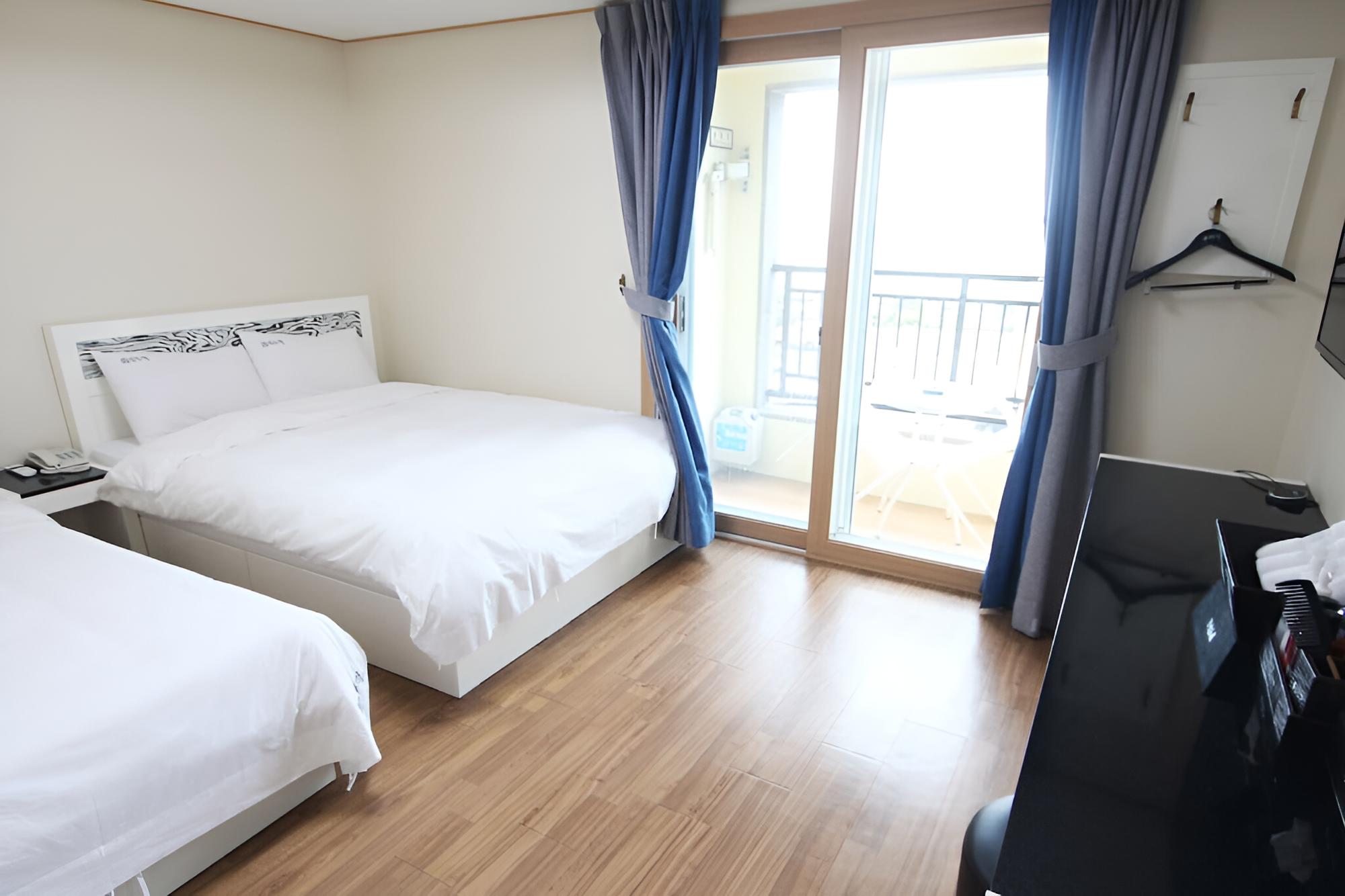Room (Twin Room (Double+Single)) - Photo 1