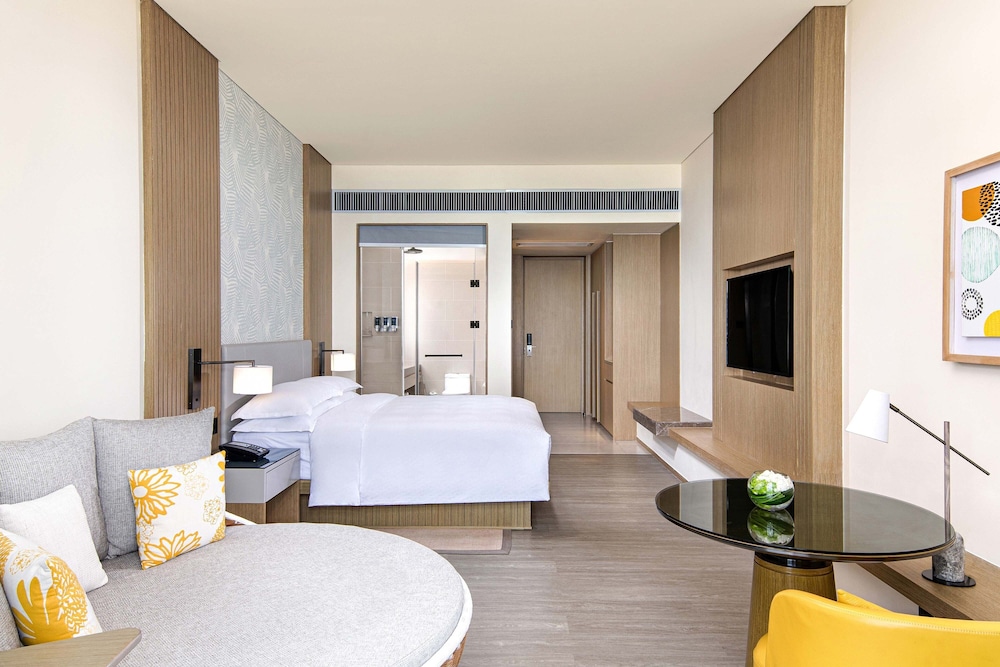 Room, 1 King Bed, Balcony, Partial Sea View