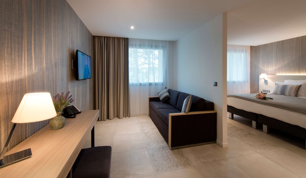 Junior Suite, Multiple Beds, Kitchen - Photo 1