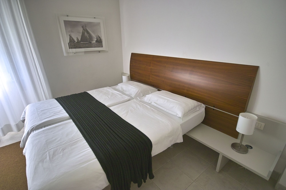 Economy Double Room (lateral garden view), photo 6