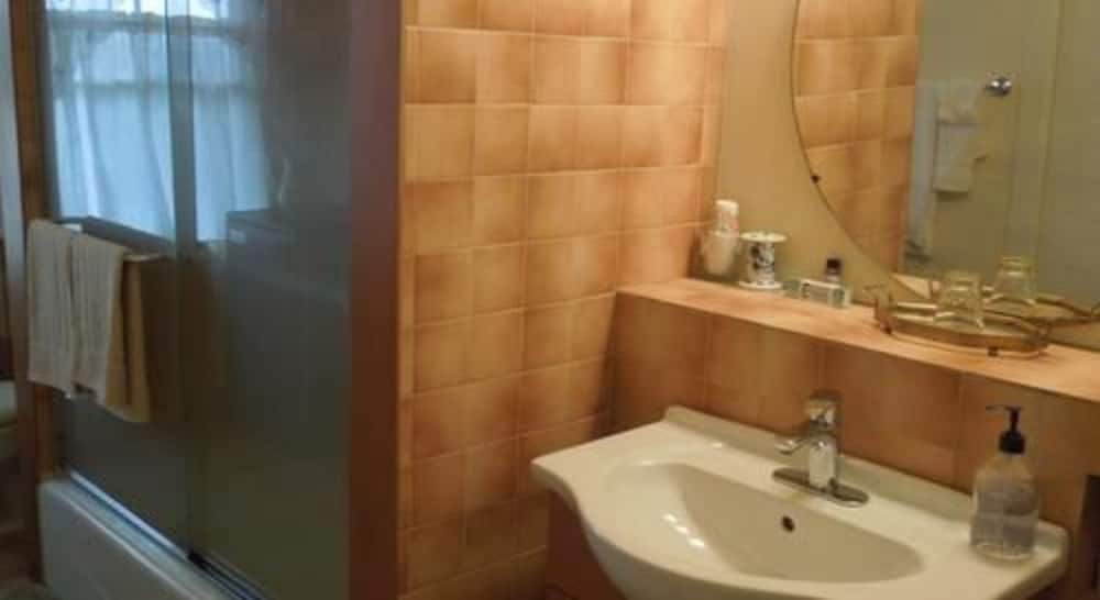 Room (2nd Floor East Room With Shared Bath) photo 2