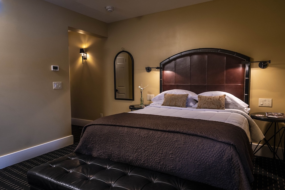 Comfort Room, 1 Queen Bed (Room 08)