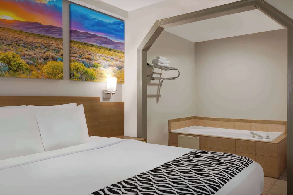 Suite, 1 King Bed, Jetted Tub, Smoking - Photo 1
