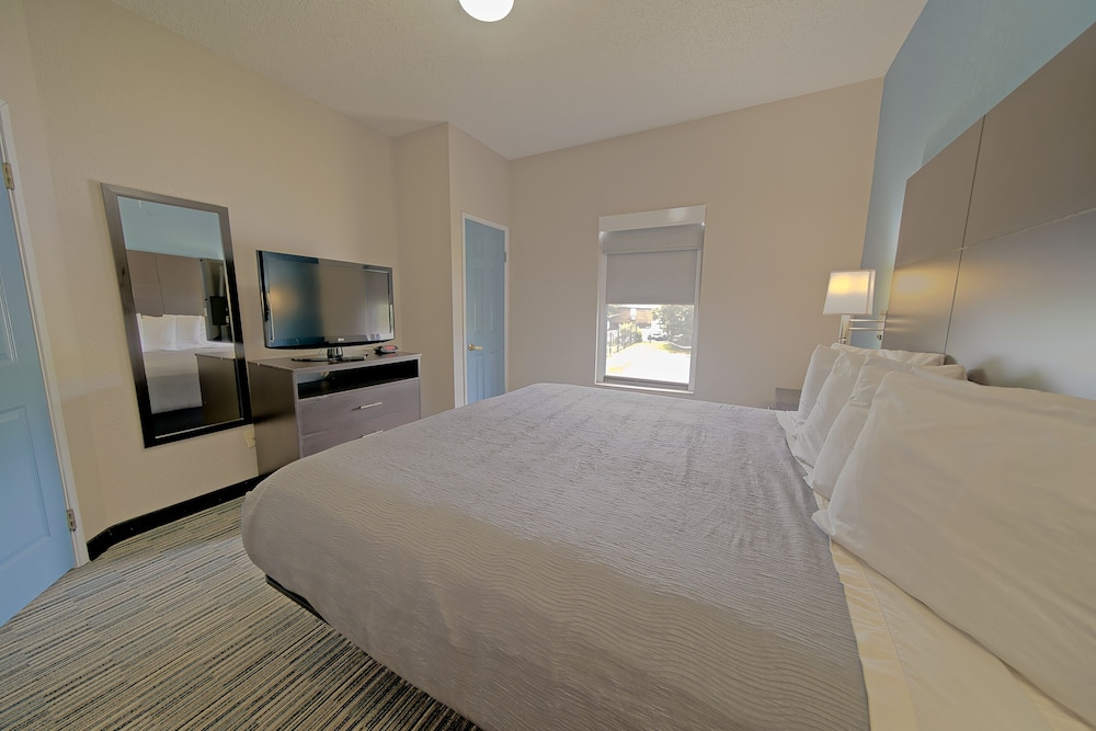 Suite, 1 King Bed with Sofa bed - Photo 2