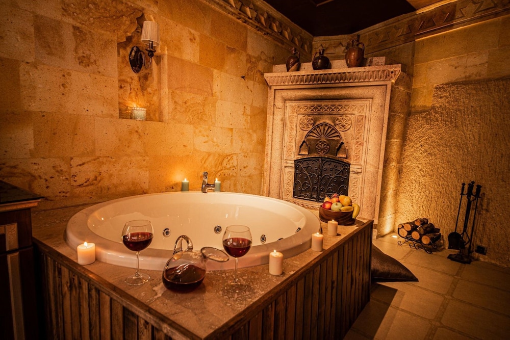 Junior Room, 1 King Bed, Jetted Tub photo 2