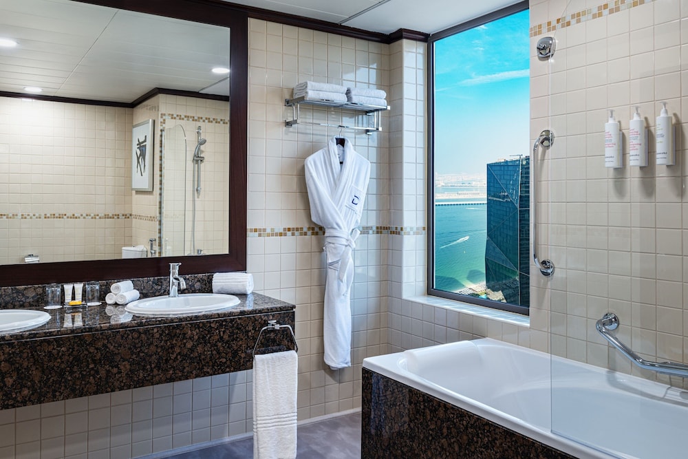 Suite, 4 Bedrooms, Balcony thumbnail 5