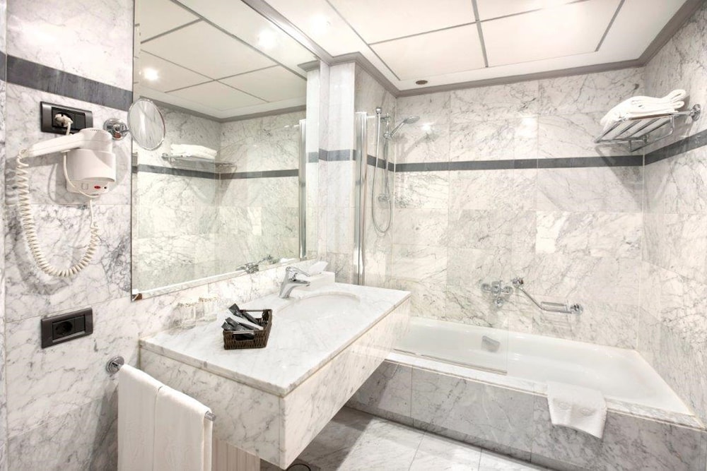 Standard Triple Room, 3 Twin Beds, Ensuite, City View photo 3
