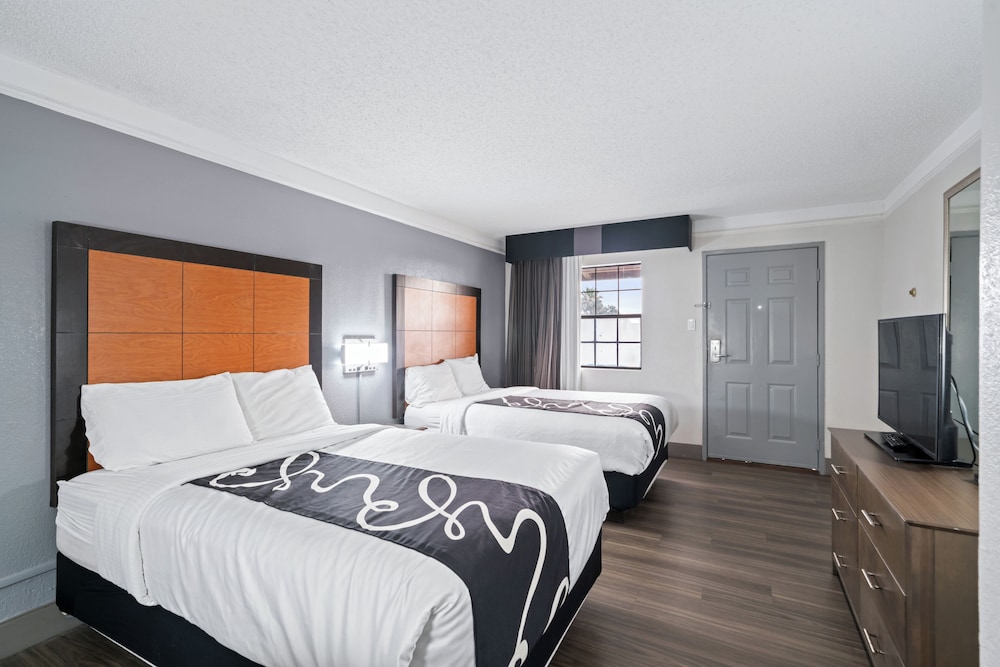 Deluxe Suite, 2 Double Beds, Non Smoking photo 2