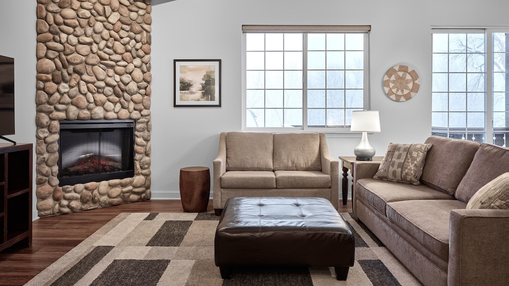 Wunderbar Condo Floors 3,4 & 5 - 2BR/2BA - Downtown - Meals Not Included