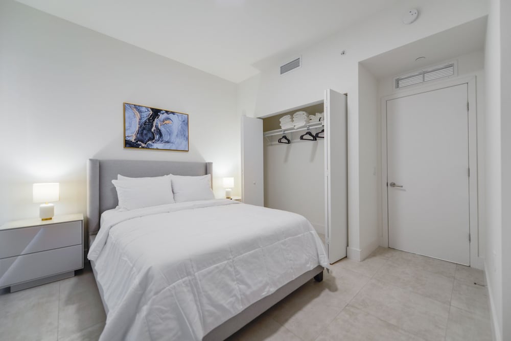 Deluxe Apartment, 1 Queen Bed with Sofa bed, City View photo 2