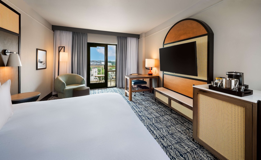 1 King Bed Hearing Accessible with Balcony - Photo 1