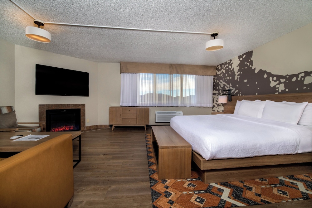 Suite, 1 King Bed, Fireplace, Mountain View (Tower 1) - Photo 1
