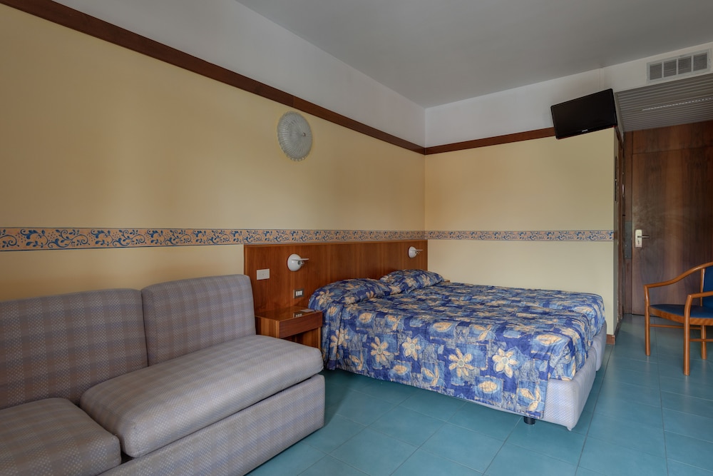 Triple Room - Photo 6