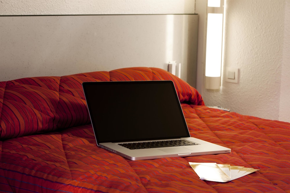 Standard Room, 3 Twin Beds - Photo 8