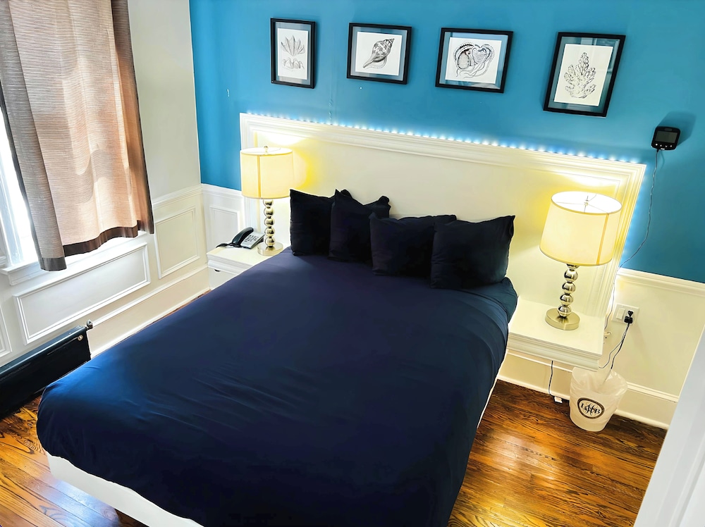 Queen Suite Partial Ocean View photo 1