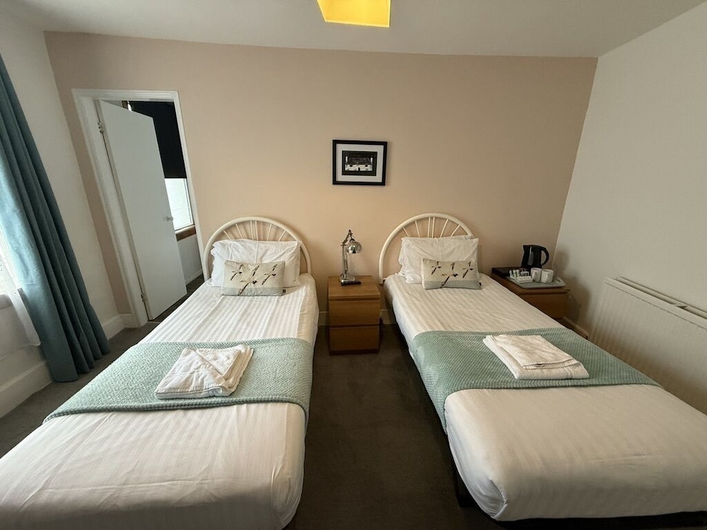 Twin Room, Ensuite photo 3