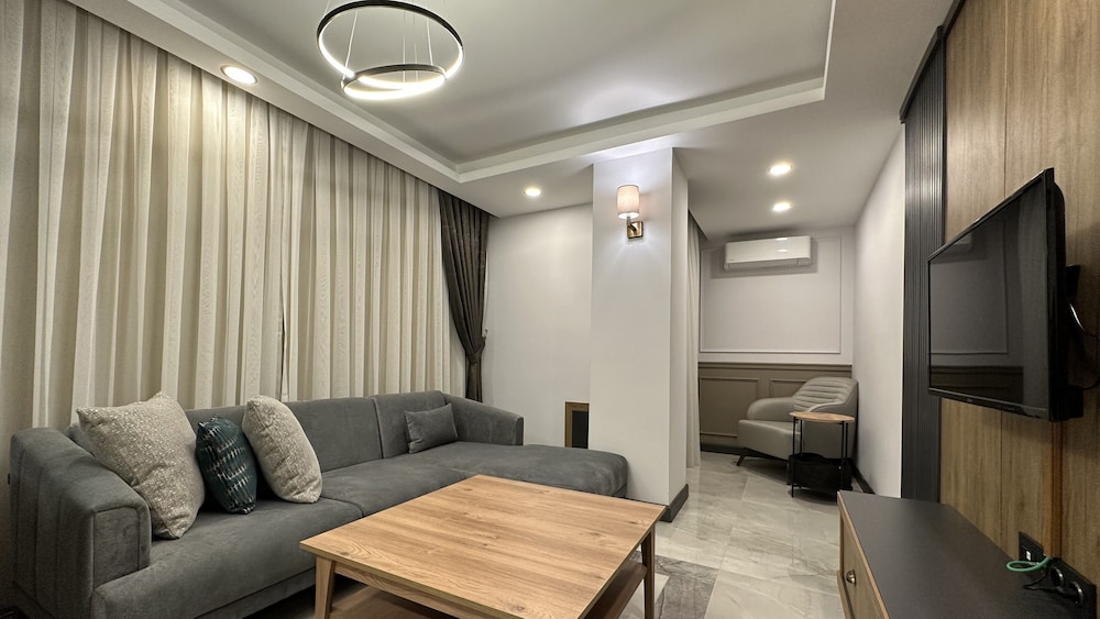 Deluxe Room, 1 Queen Bed with Sofa bed thumbnail 5