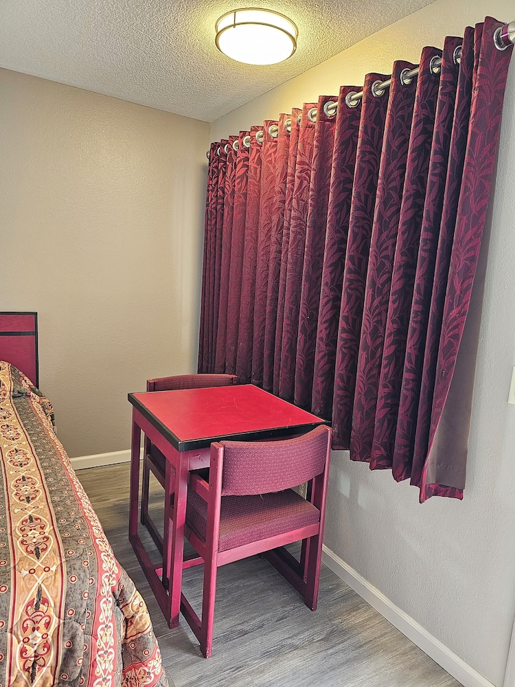 Basic Room, 1 King Bed