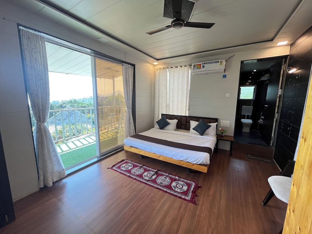 Hornbill Premium photo 3