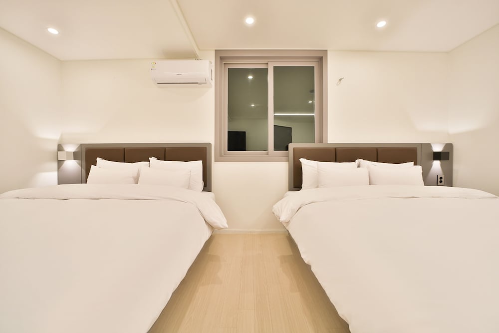 Premier Suite - Two Samsung 70" Smart TVs Included - Photo 1