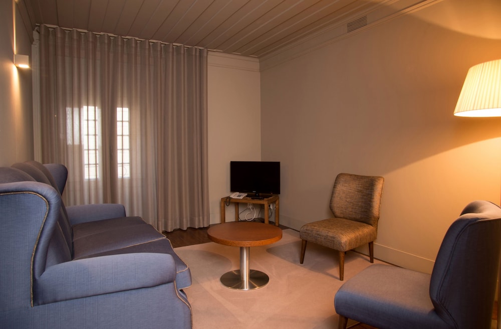 Deluxe Suite - Photo 11