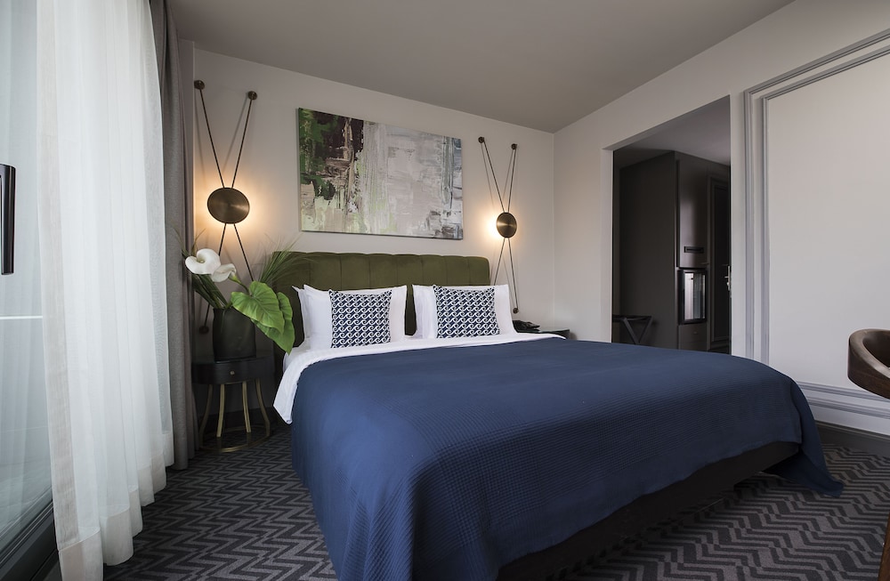 Deluxe Room, 1 Queen Bed, Non Smoking, Balcony photo 1