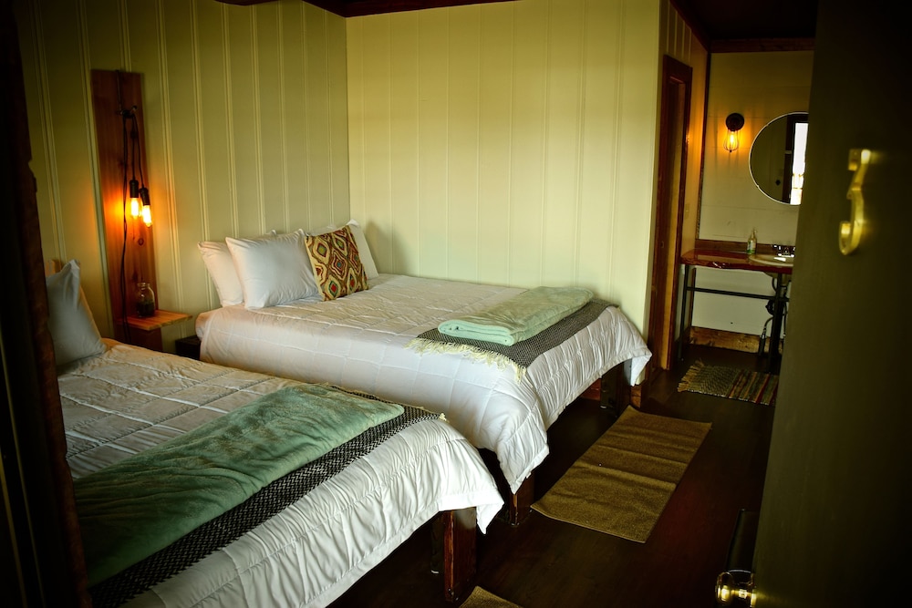 Deluxe Double Room, 2 Queen Beds, Mountain View