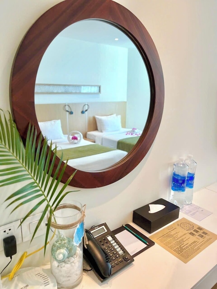 Deluxe Studio, 1 Bedroom, Partial Ocean View thumbnail 5