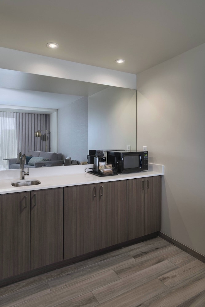 Suite, 1 Bedroom - Photo 2