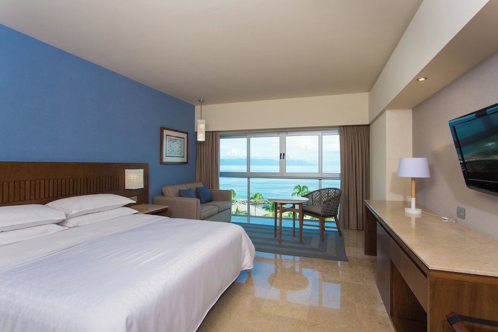 Deluxe Room, 1 King Bed, Ocean View - Photo 3