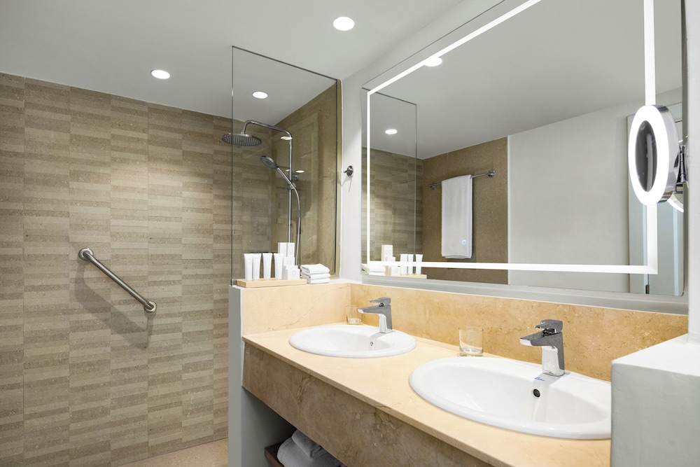 Suite, 2 Bedrooms (club, Tropical Or Partial Ocean View)