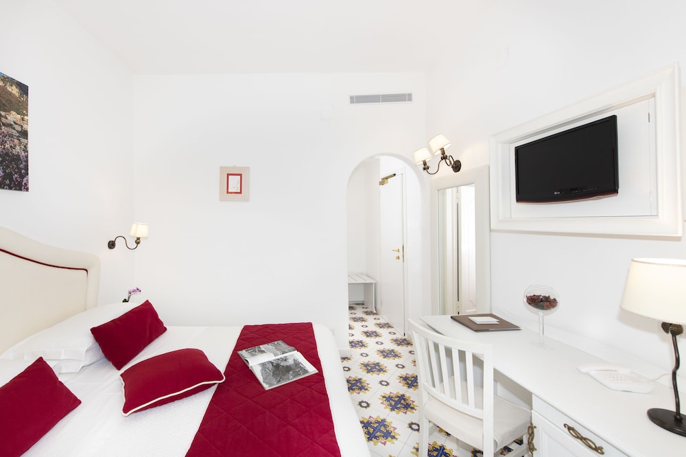Standard Double Room (back view - no balcony) photo 2