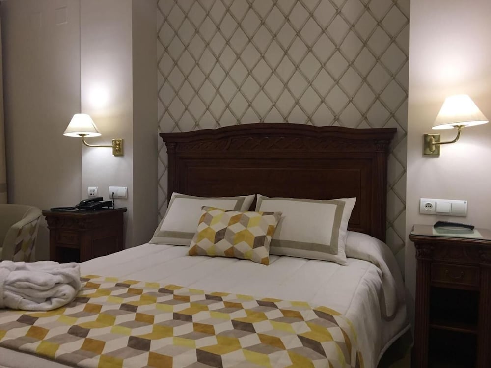 Standard Double Room - Photo 8