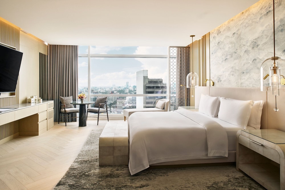 St Regis, Suite, 1 King Bed thumbnail 5