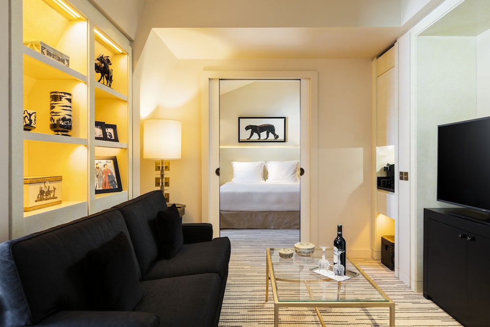 Suite, 1 King Bed, City View photo 3
