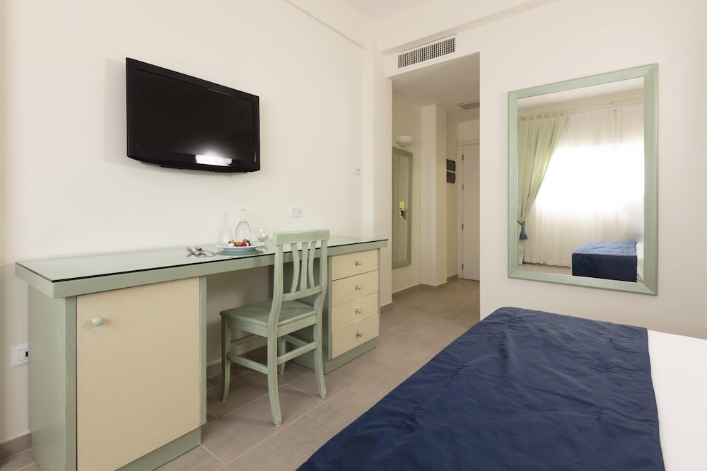 Superior Double or Twin Room, Partial Sea View - Photo 2