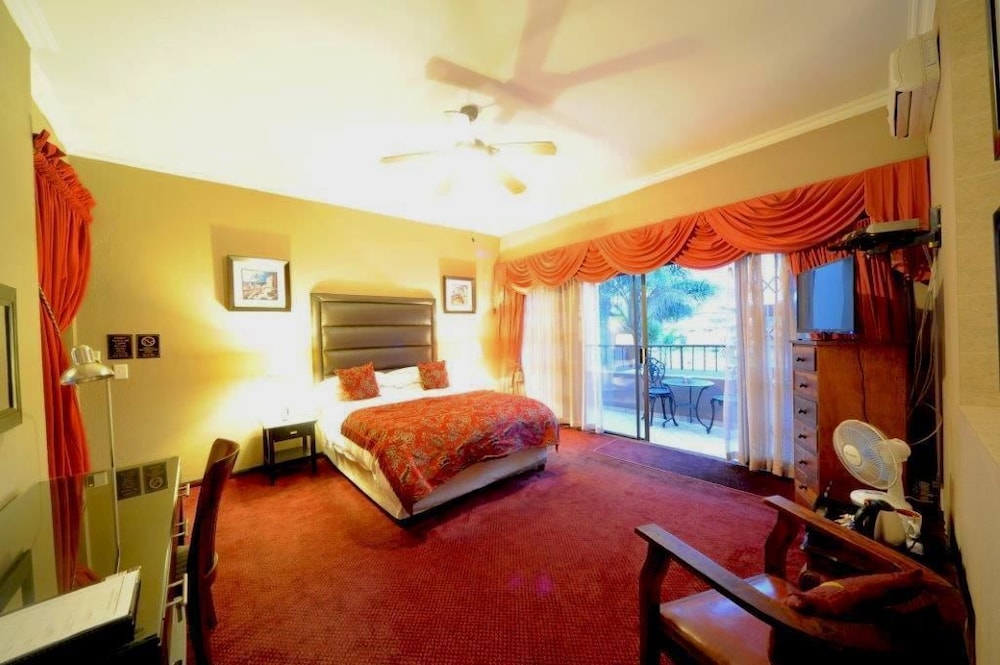 Suite - Photo 1