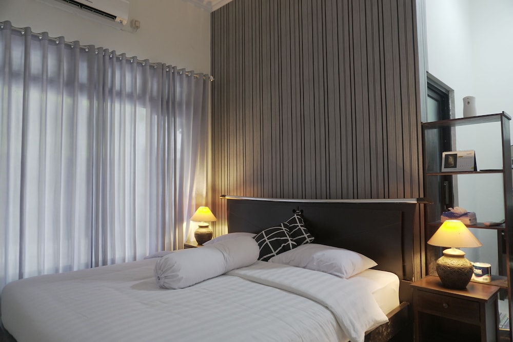 Deluxe Room, 1 King Bed photo 1