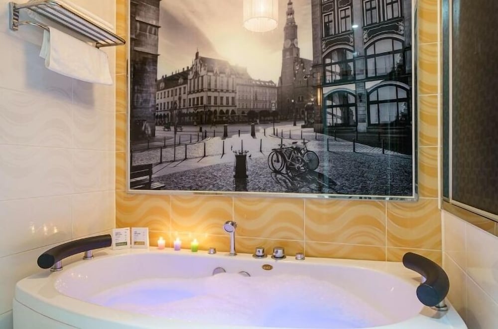 Luxury Room, Multiple Beds, Non Smoking, Jetted Tub - Photo 7