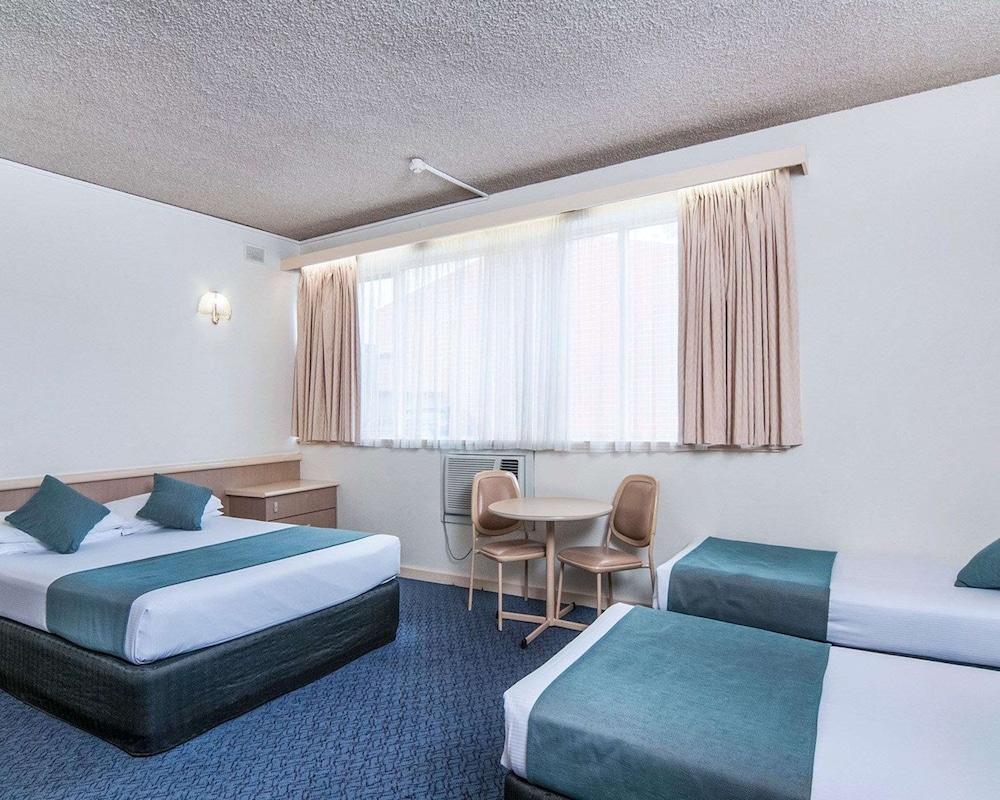 Standard Room, Multiple Beds, Non Smoking (1 Queen and 3 Singles)