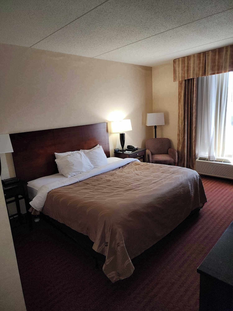 Standard Room, 1 King Bed, Non Smoking - Photo 4