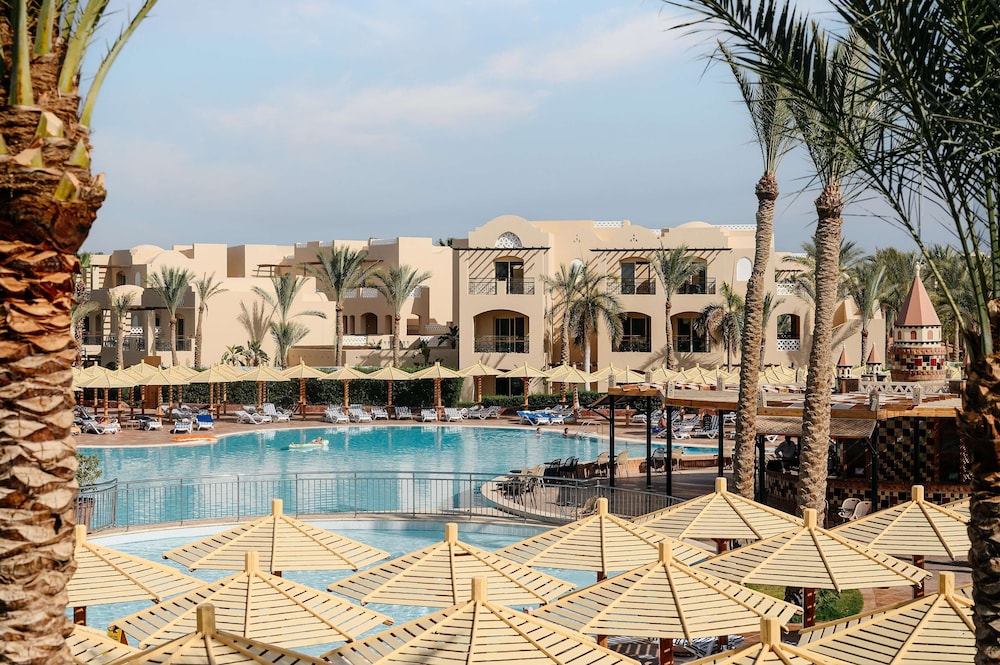 Superior Room, Pool View (Queen or Twin) thumbnail 5