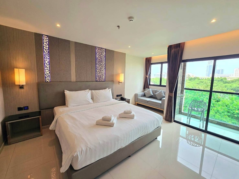 Deluxe King Room with Balcony - Photo 1