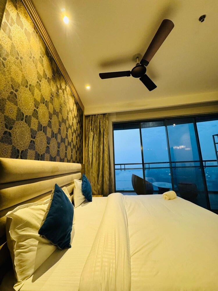 Luxury Studio Suite, City View