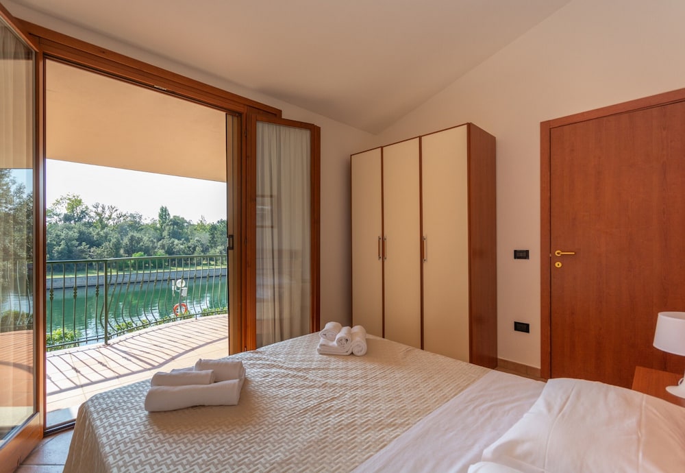 Family Townhome, 2 Bedrooms, 2 Bathrooms, Sea Facing (Albarella Maisonette S3M 1) photo 1