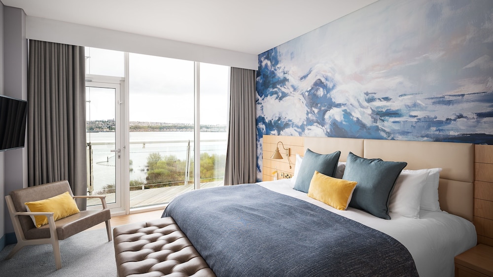Grand Room, 1 King Bed, Balcony - Photo 2